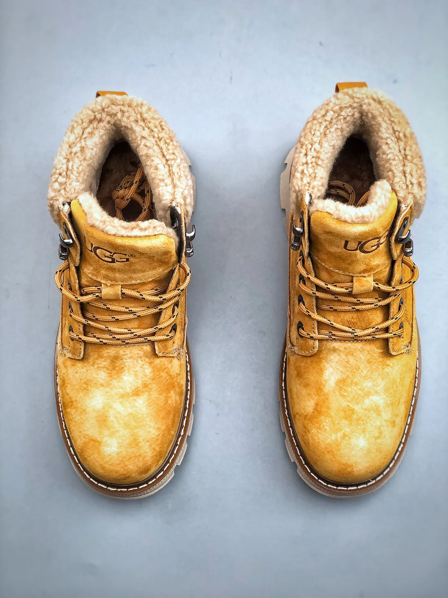 Welfare special price 💰480 UGG new autumn and winter products (lamb wool integrated lining, warm and heat-locking 🔥) must-have outdoor mid-top casual Martin boots snow boots series #Guangdong Dachang quality Autumn and winter new fashion trend matching The fabric is imported from Italy frosted cowhide. The whole shoe is made of genuine cowhide material. The outsole and hardware are all made from OEM raw materials. Good products do not kill pigs. The quality of the first order is strictly controlled and the entire set is packaged uniformly on the official website. Special products for outdoor use to protect against the cold this winter. A must-have for stylish men who can wear them casually every day‼ American affordable luxury brand [UGG] Tasman Weather Hybrid Tasman hybrid series mid-top lightweight casual Martin boots. Size: 39-44 (one size larger than sports shoes).